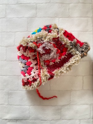 A hand-knitted bucket hat with a patchwork of unique granny motifs.　赤のバケットハット　もけもけとグラニーとキラキラと