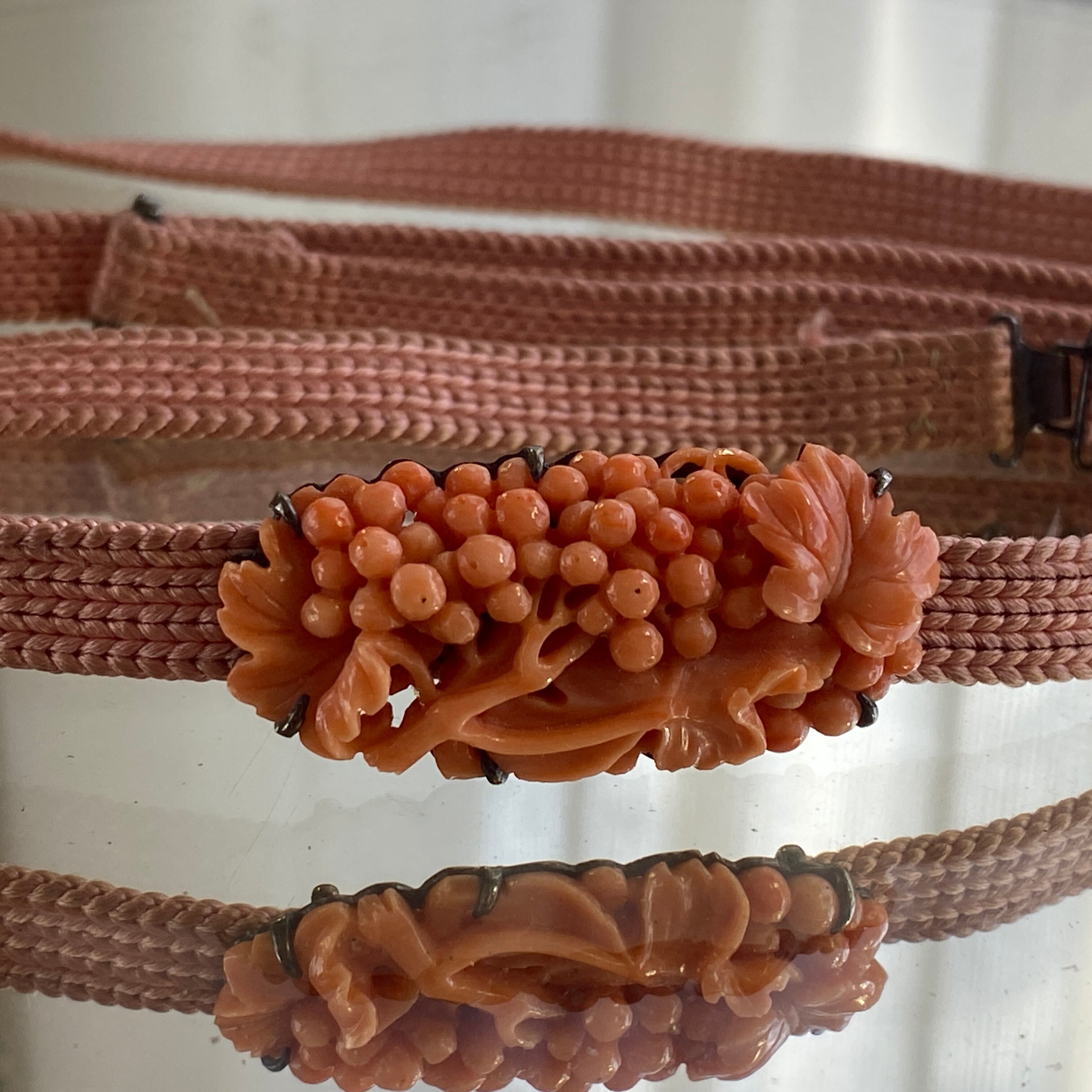 アンティーク　本珊瑚　可憐な葡萄の実の帯留め（時代紐付き）