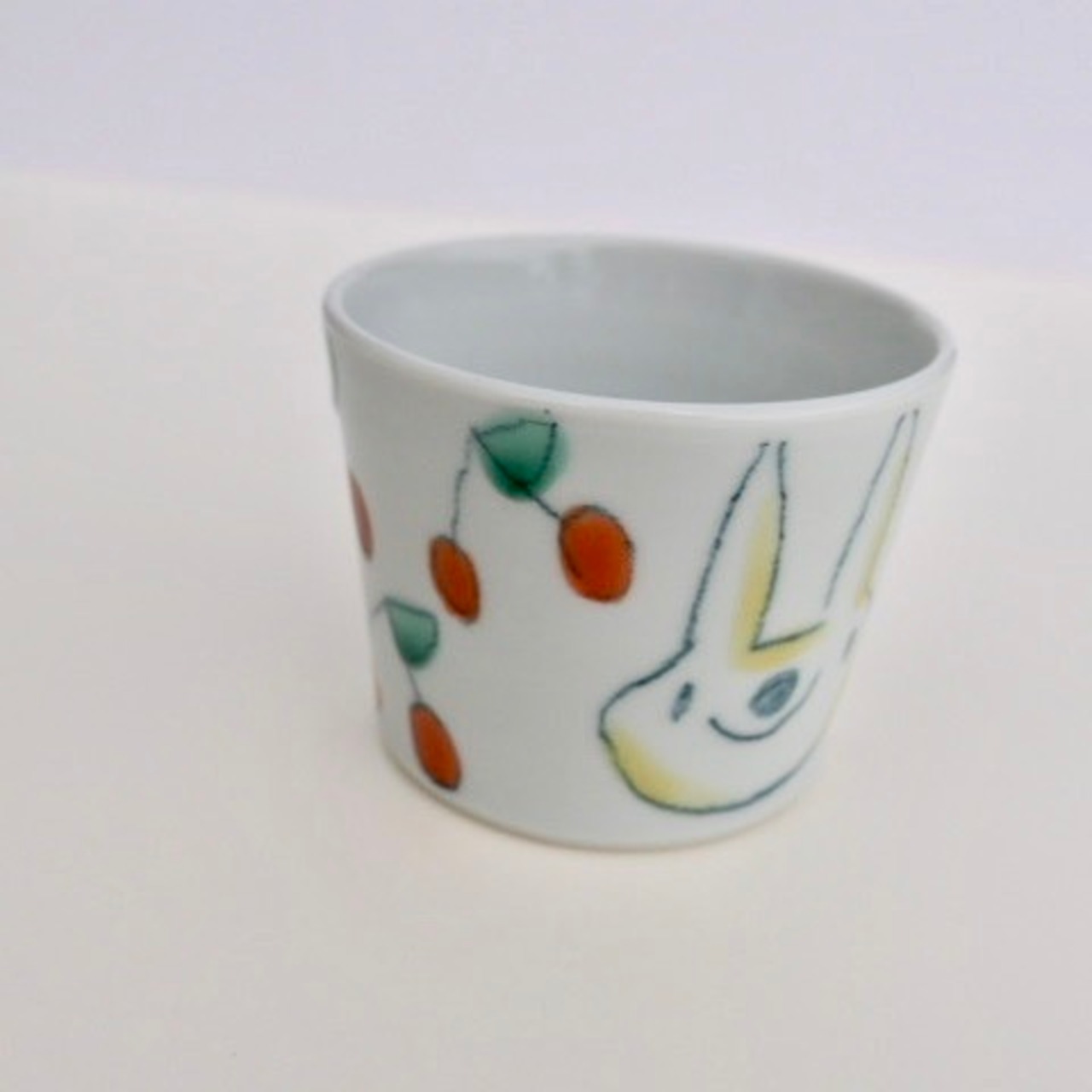 村田菜穂美作　子供用湯呑み　「うさちゃんとさくらんぼ」［2104130000119］