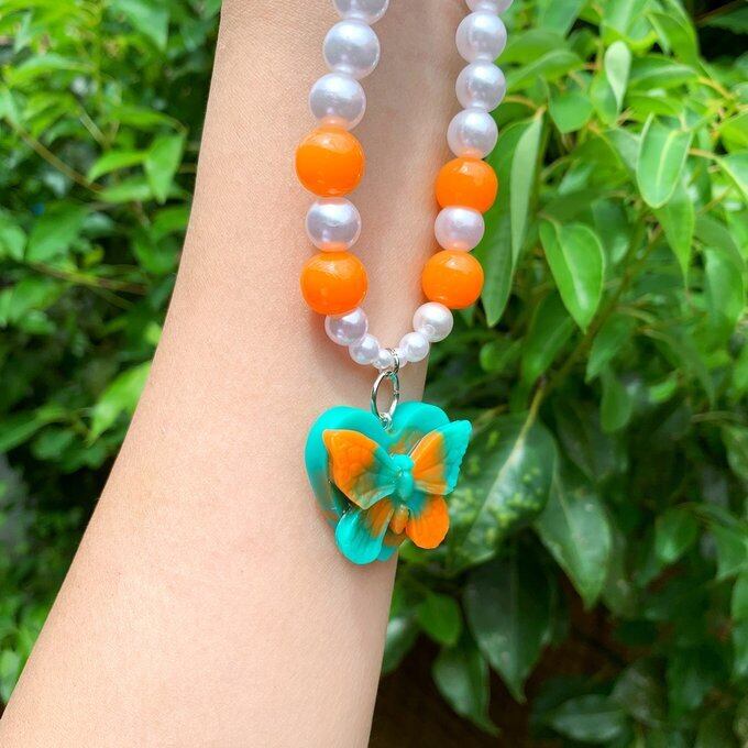 サイケな蝶々ネックレス │ グリーンとオレンジ | mahotaira │ レジン