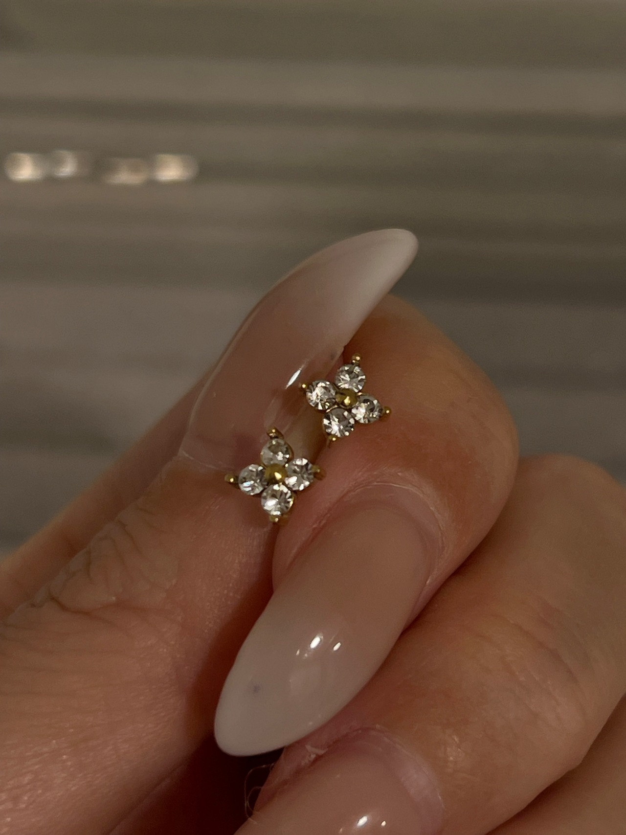 Tiny clover zirconia pierce