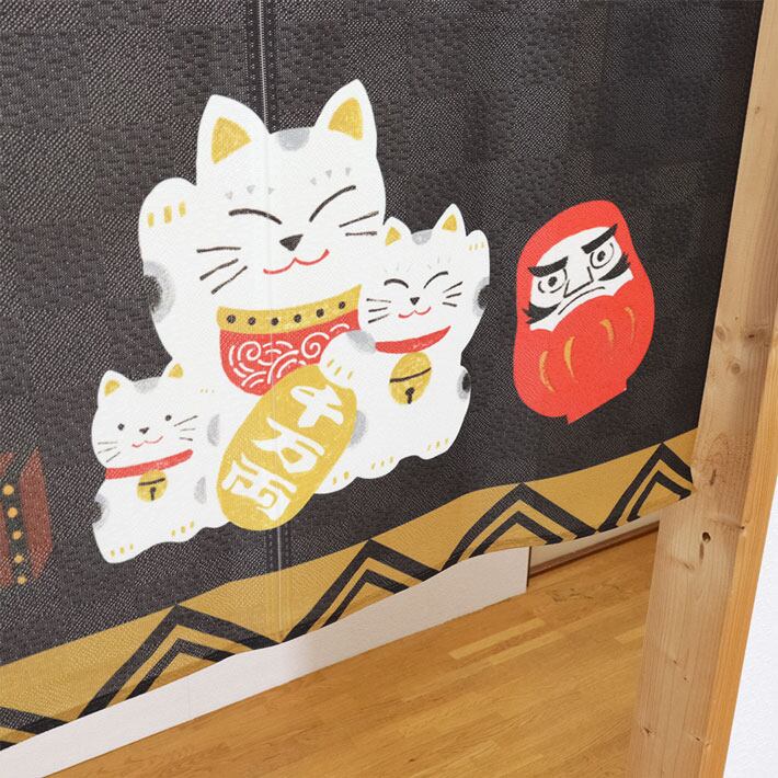 受注生産】のれん 招き猫 賽銭箱だるま 85×45cm 27629 | のれん工房