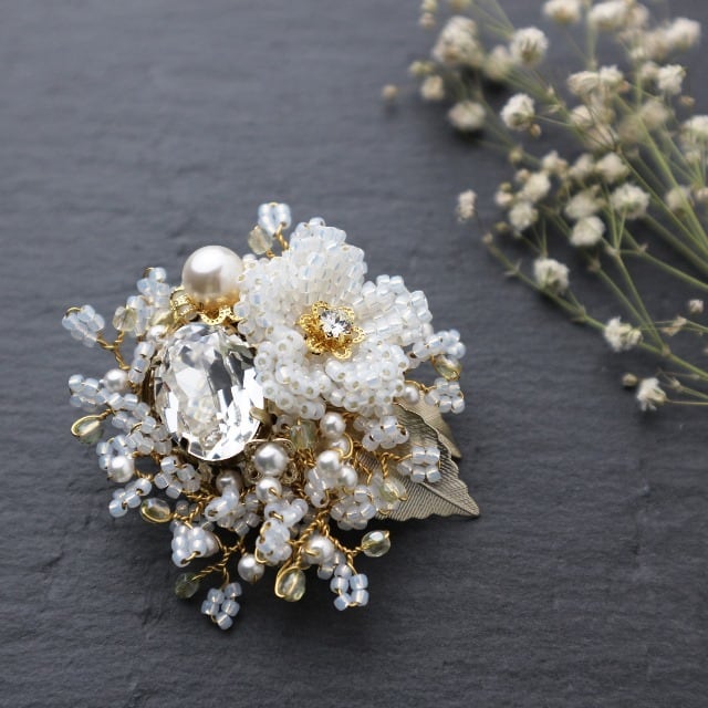 ビーズブーケのブローチ ホワイト | ハンドメイドのコスチューム