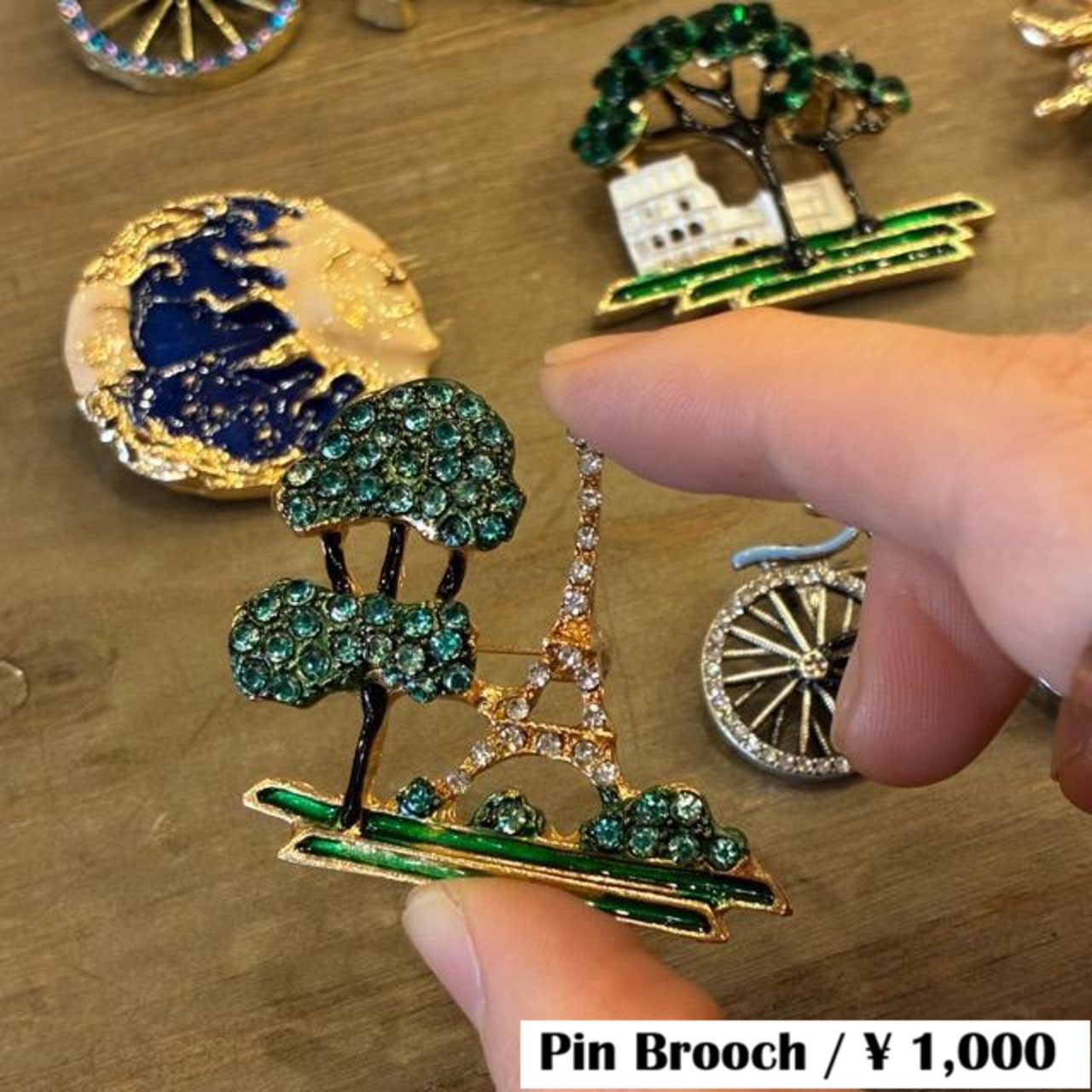 TOPANGA Jewelry　Bijou art brooch Eiffel tower　ビジューアートブローチ　エッフェル塔　パリ　プレゼント　プチギフト　ジャケット　帽子　バッグ　ニット