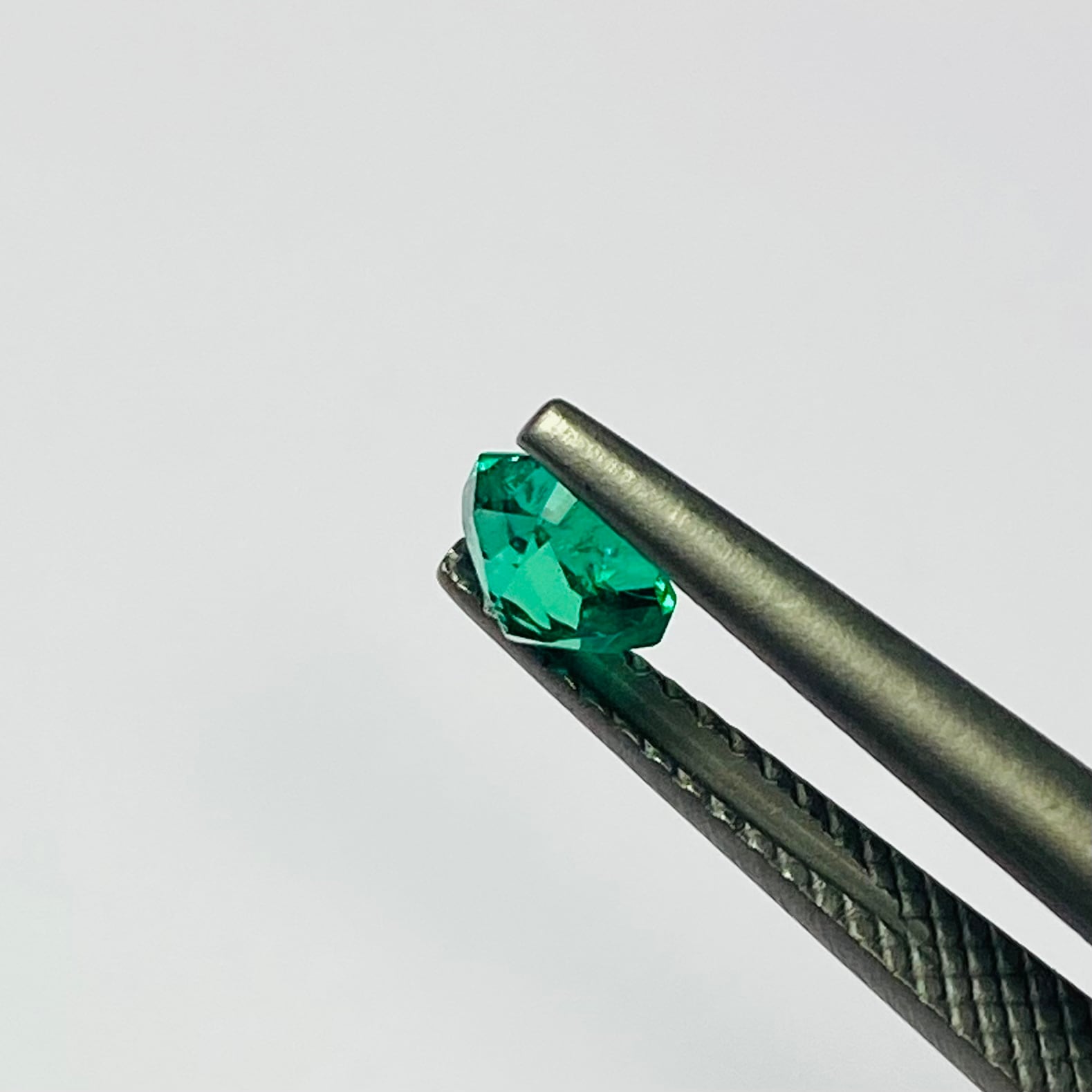 濃いエメラルド