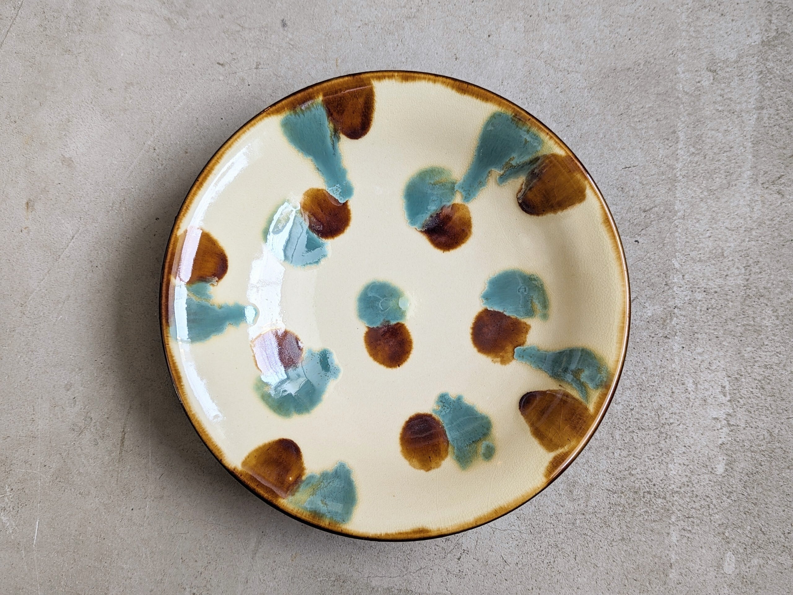 やちむん 皿8寸（三彩） | 仲間陶房 | inoya | Basic Life Store