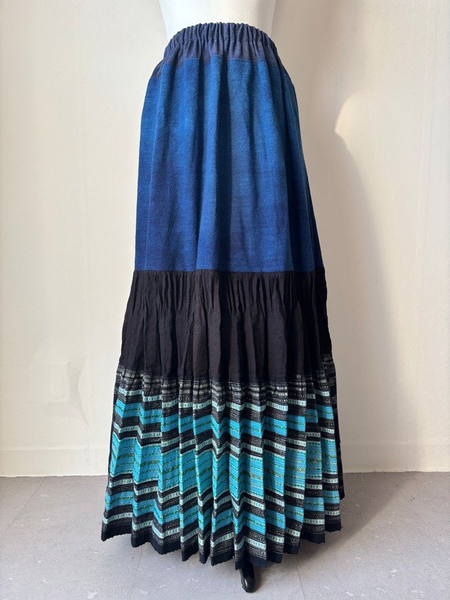 モン族スカート 070 ロング 裾ボリューム 贅沢に巻きスカート1枚使用 藍染布 手刺繍