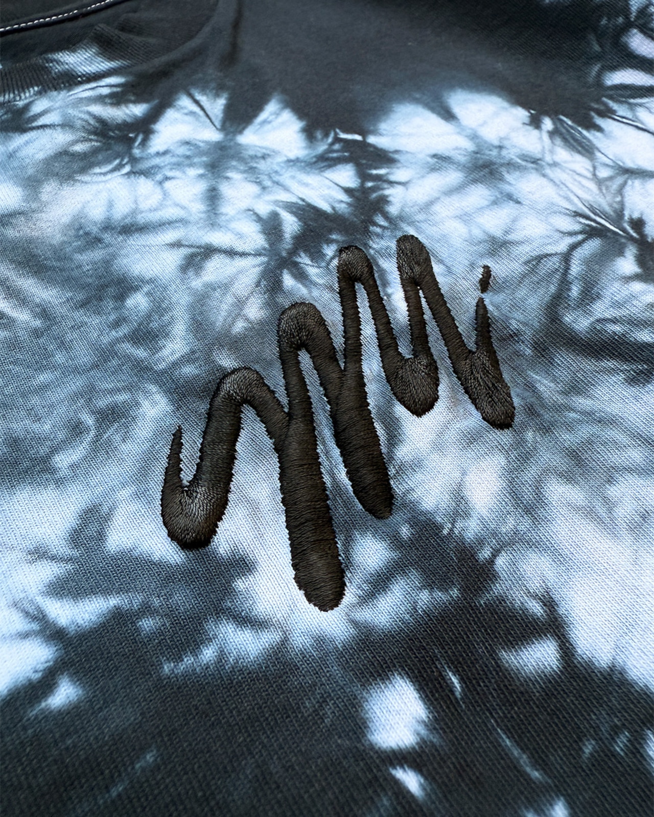 黒染めタイダイ刺繍Tシャツ 墨汁