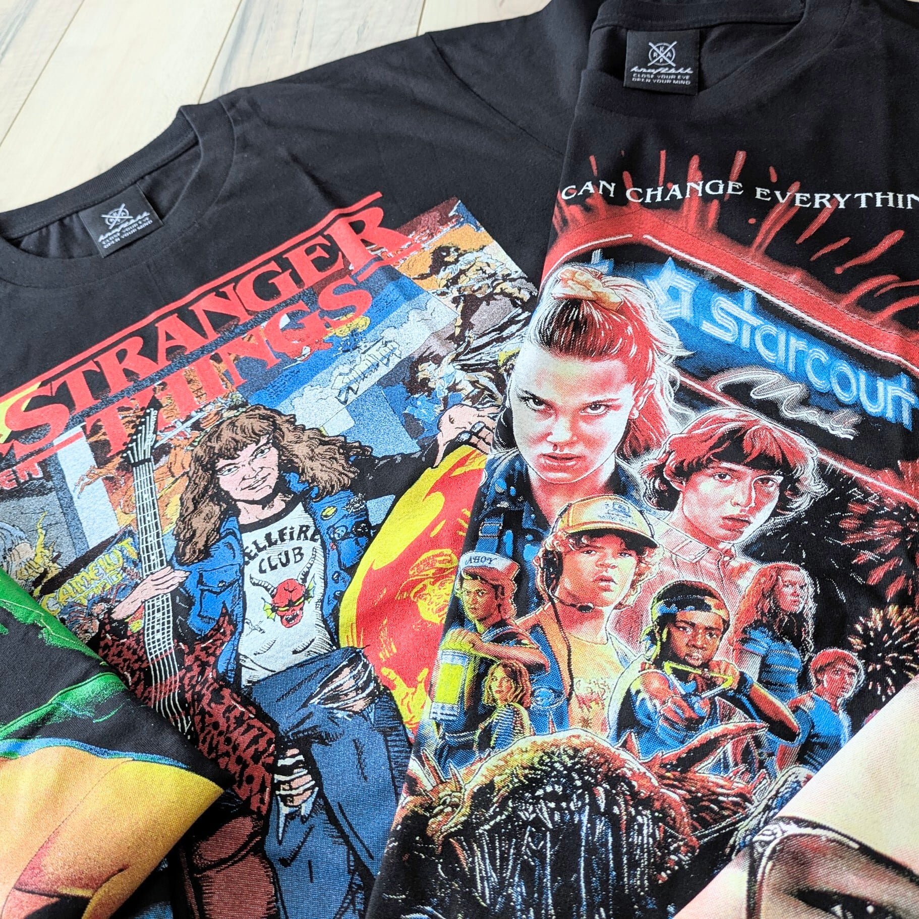 【 Stranger Things / ストレンジャーシングス  】『 SUCK MY FAT ONE 』 デレク Tシャツ / ストレンジャーシングス Season5〚アメリカン雑貨 アメトイ〛