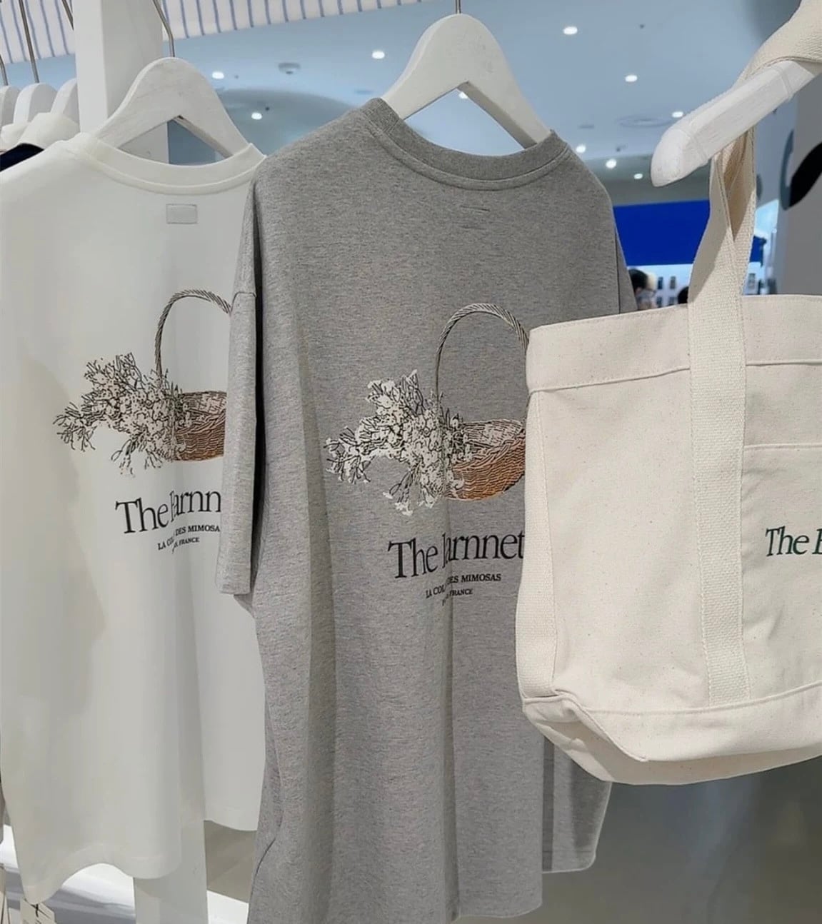 The Barnnet】White Flower Basket T-Shirt | in the mist