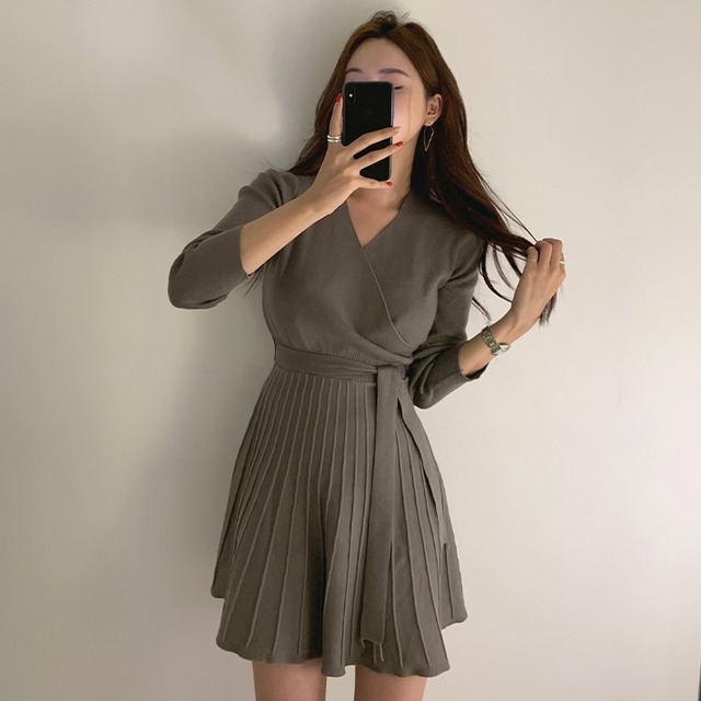 Vネック プリーツ フレア ミニ ワンピース Aライン リボン 韓国 袖あり 長袖  ニット かわいい 大人可愛い きれいめ シンプル 大人 上品 おしゃれ お洒落 大人女子 ラブリー キュート セクシー エレガント 緑 グリーン 秋 冬 着回し 普段使い 重ね着 韓国系 オルチャン ファッション コーデ スタイル モテ トレンド 流行