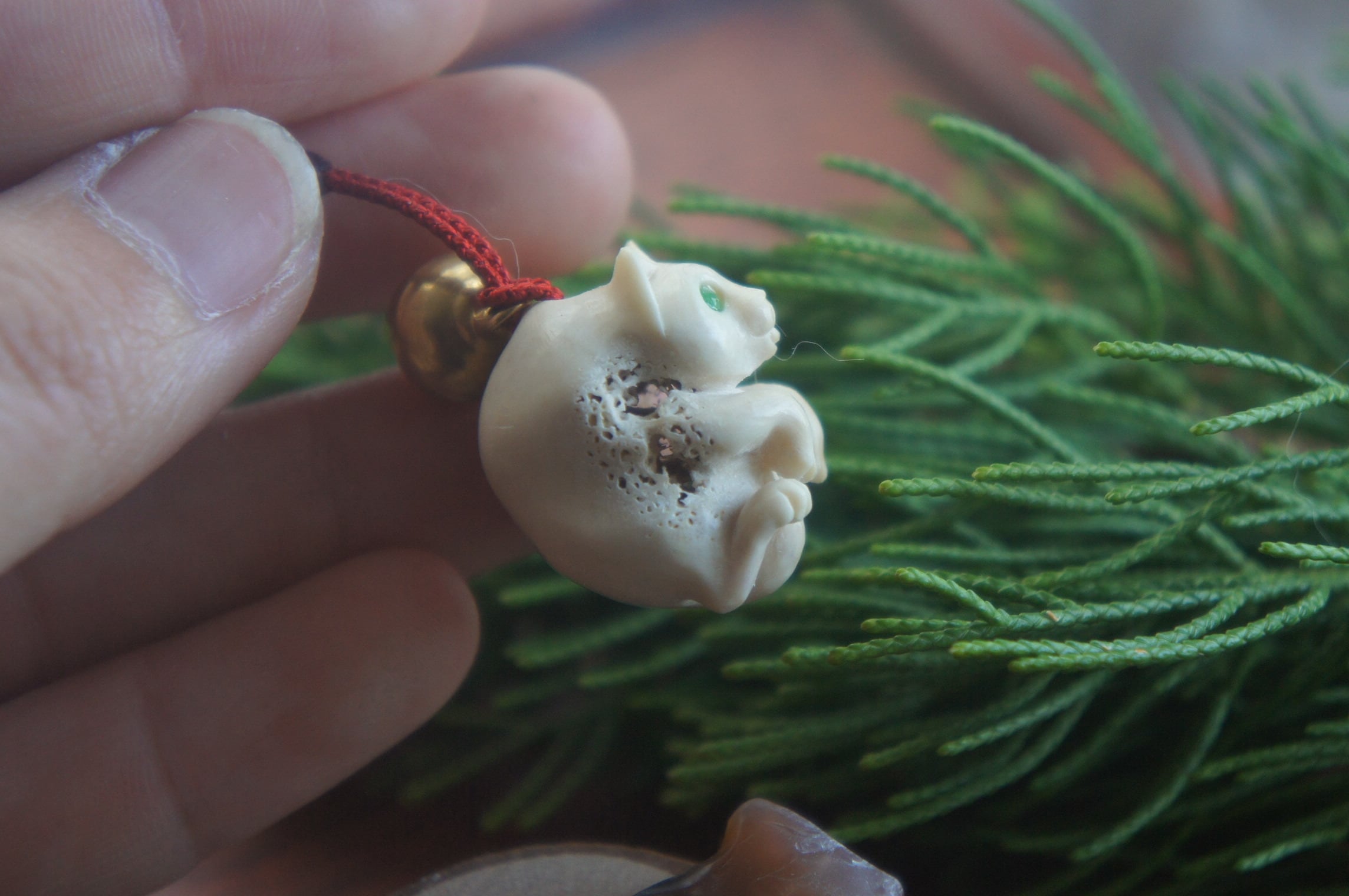 鹿角彫刻「つかまった猫」根付 | deer bone 