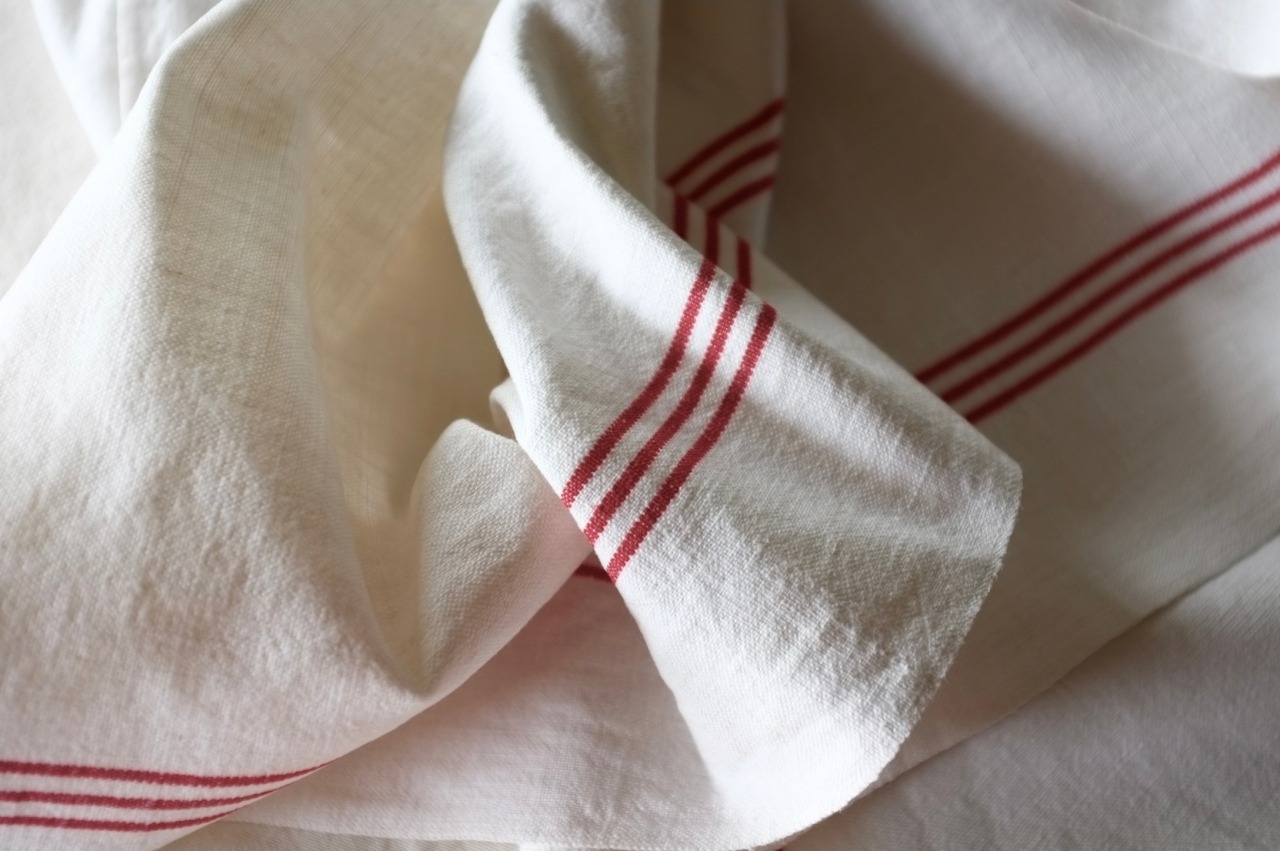 フランスアンティーク 74c 3本のルージュの主張とモノグラムのあるリネントーションa