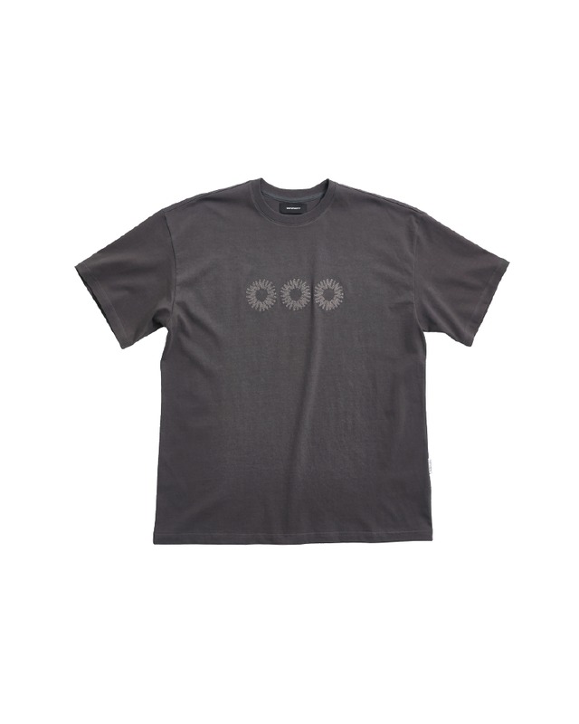 [999HUMANITY] EVERYDAY LOGO HALF TEE (CHARCOAL) 正規品  韓国 ブランド 韓国ファッション 韓国代行 999 ヒューマニティ HUMANITY 日本 店舗