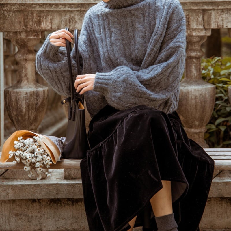 タートルネックツイストニットセーターとスカートのセットアップ