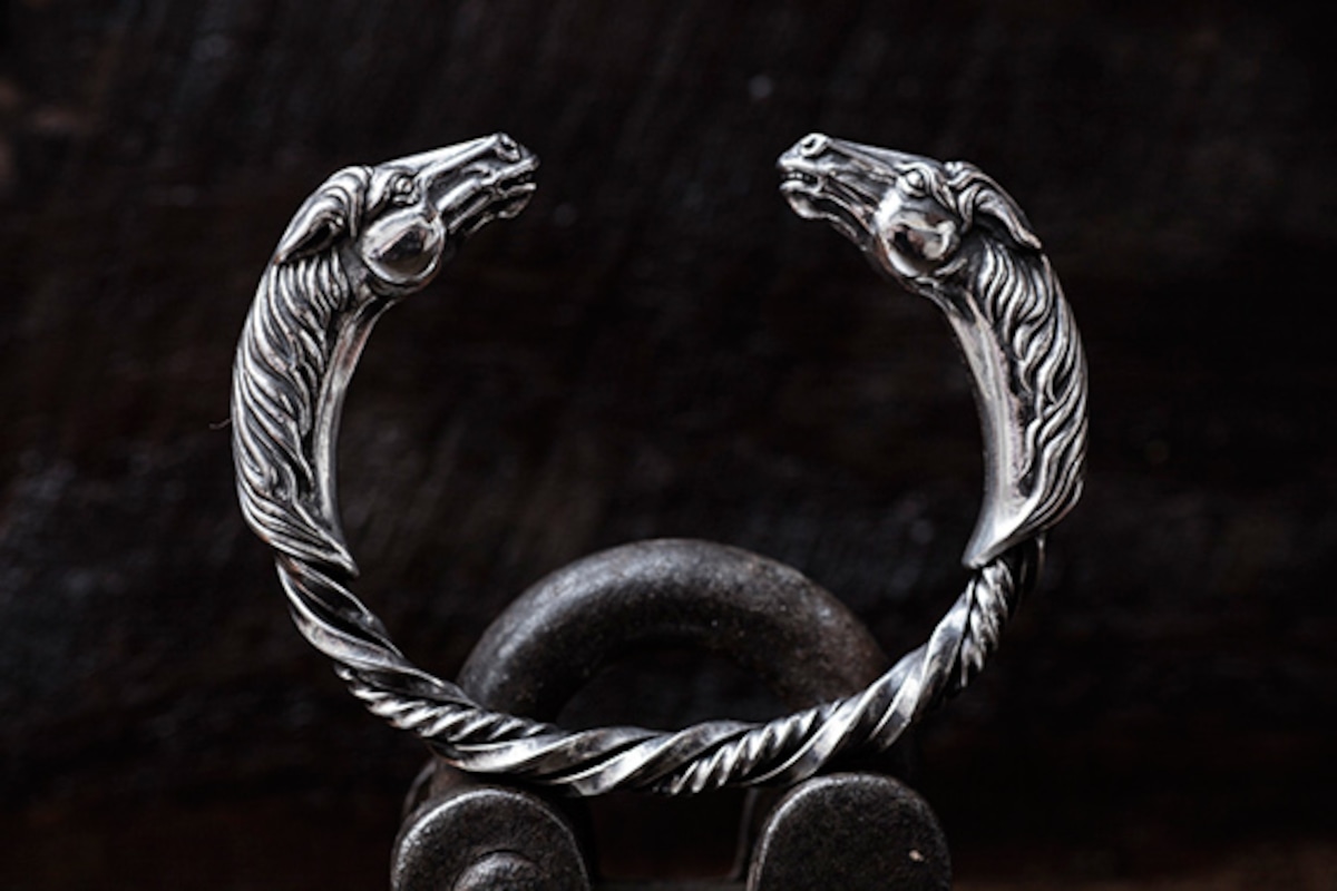 HORSE TWIST BANGLE (S.M.L SIZE) | Peanuts&Co