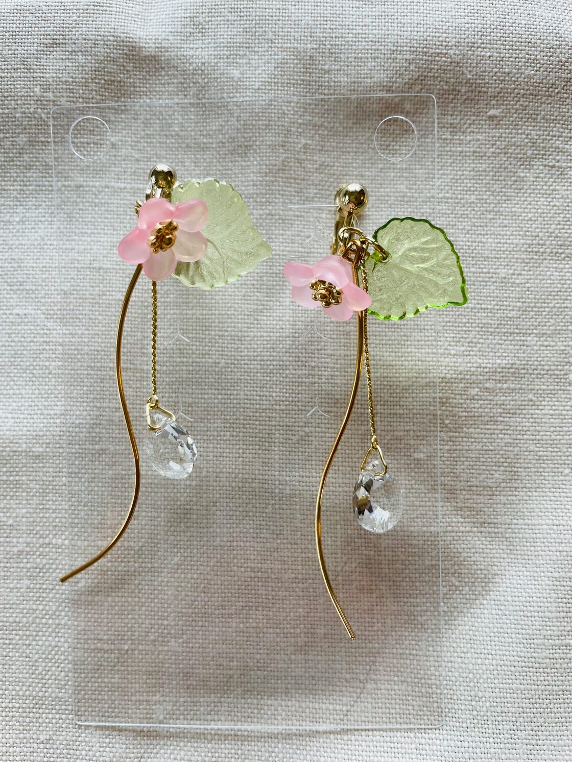 ピンクの花とスワロフスキーが揺れるイヤリング(0008) | PAY ID