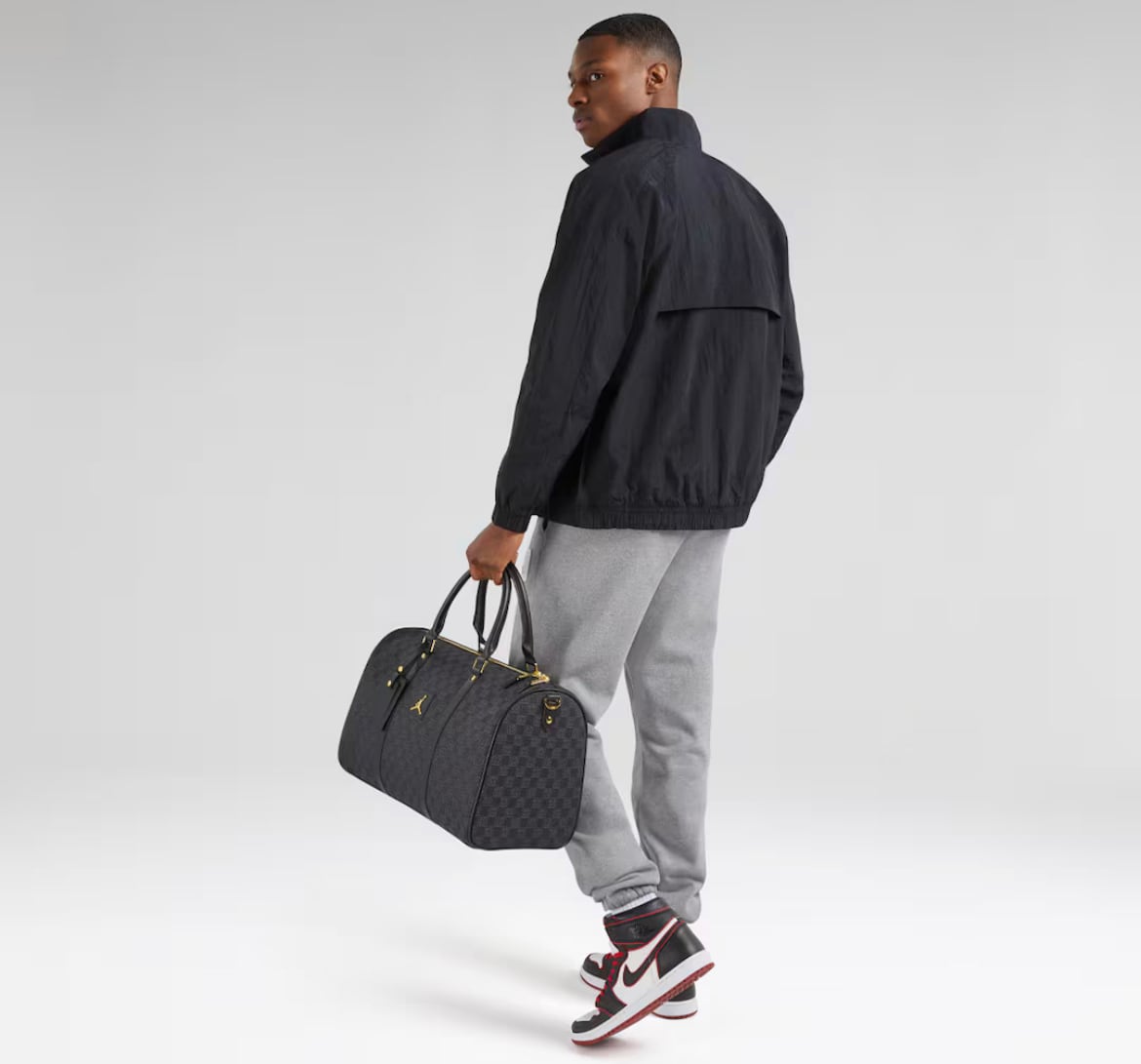 Jordan モノグラムダッフルバック（ブラック、25L） JORDAN BRAND MONOGRAM DUFFLE BAG BLACK – nouvelle