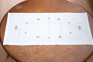 ブラウン系の小花の刺繍が散らされたテーブルクロス周りの白のステッチは機械刺繍です。北欧仕入れ