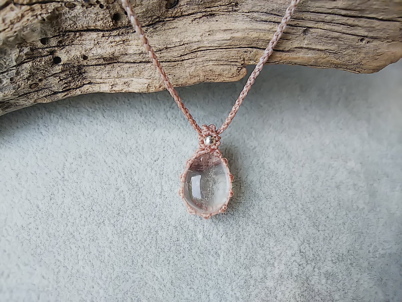 水晶マクラメネックレス