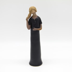 イワツキ　人形（小）黒　髪を結んだ女性【商品番号：074】