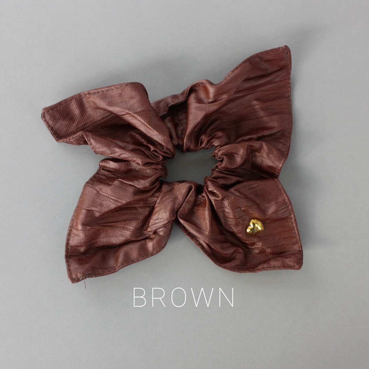 【ネコポス便】ヘアアクセ フェイクレザー風 リボンシュシュ ハートチャーム付き ヘアアクセサリー 大きめ 2541