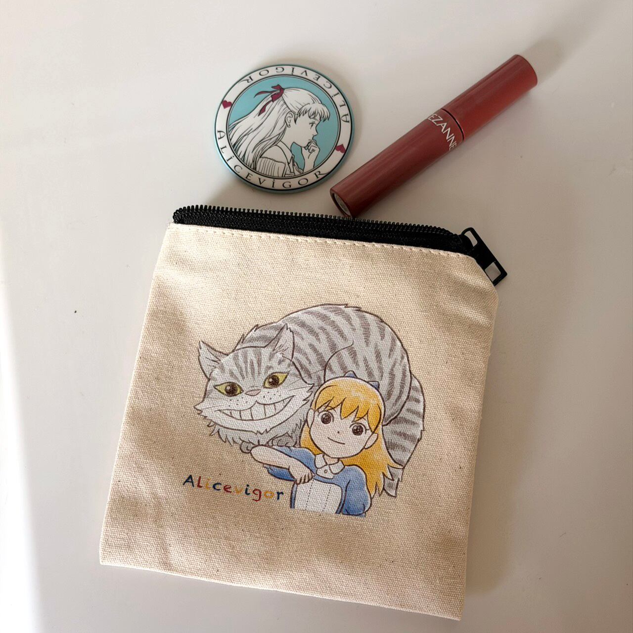 アリスとチェシャ猫のミニスクエアポーチ | Alicevigor（アリスビゴー）