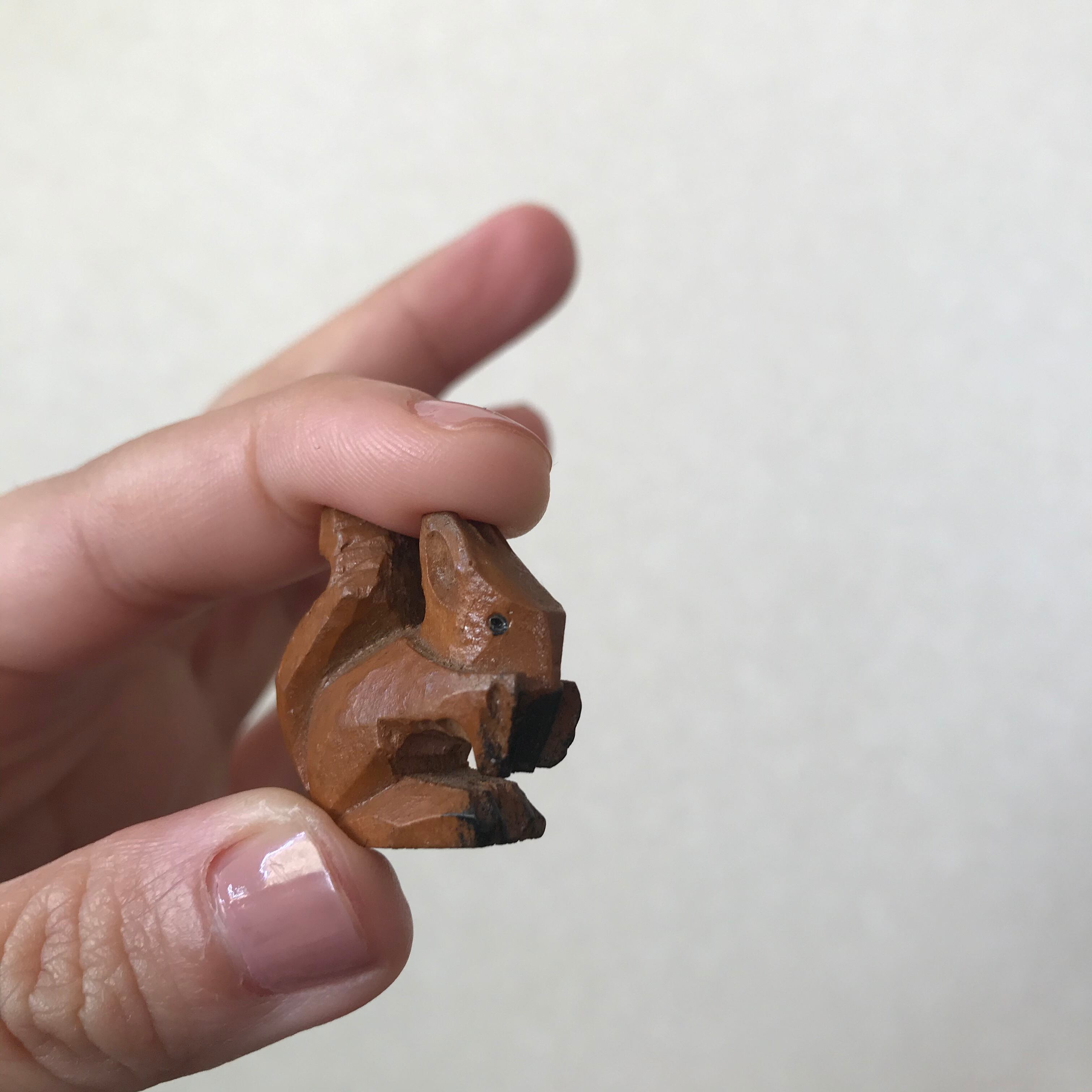 木彫りの小さなりす