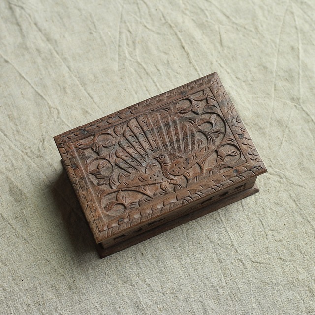 美しい模様の木彫りの箱 4