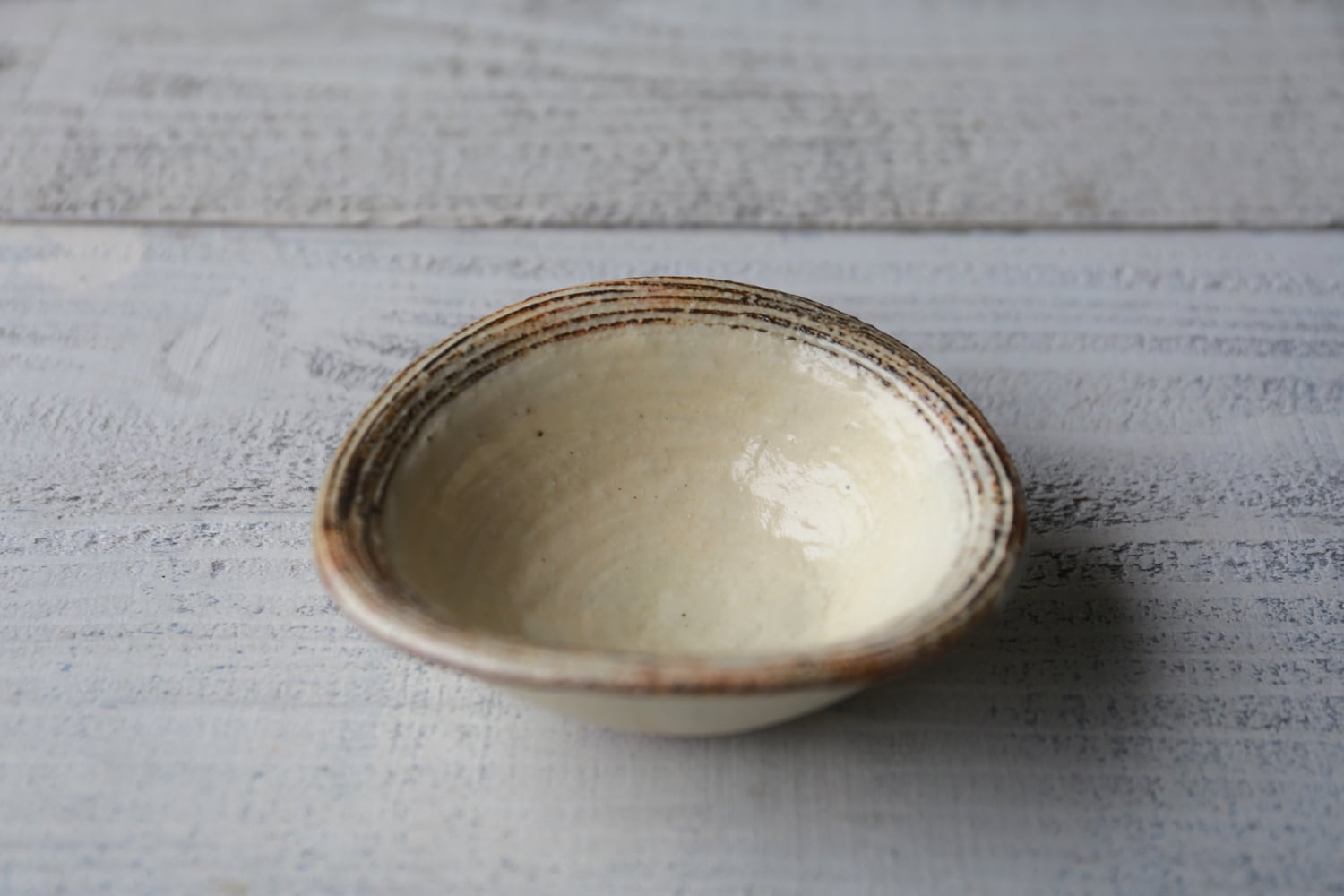 渕荒横彫 たわみ豆鉢 | 古谷製陶所