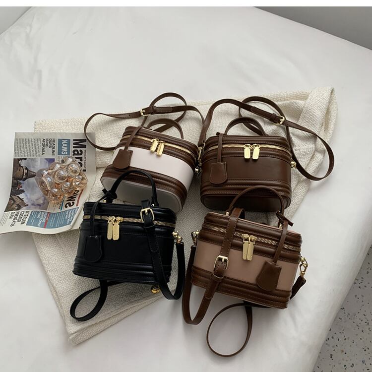 バッグ ショルダーバッグ レディース スクエアバッグ レトロ 鞄 ショルダー ハンドバッグ 斜め掛けバッグ 肩掛けバッグ 手持ちバッグ ミニバッグ 便利 斜め掛け 肩掛け 手持ち コンパクト 軽量 ワンショルダー 使いやすい スクエア型 合皮 PU かわいい 大人可愛い 大人女子 きれいめ カジュアル おしゃれ 10代 20代 30代 40代 通勤 通学 デート お出かけ 女子会 お買い物 デイリー 普段使い 送料無料 韓国 オールシーズン ブラック ホワイト ブラウン キャメル OL 旅行 イベント