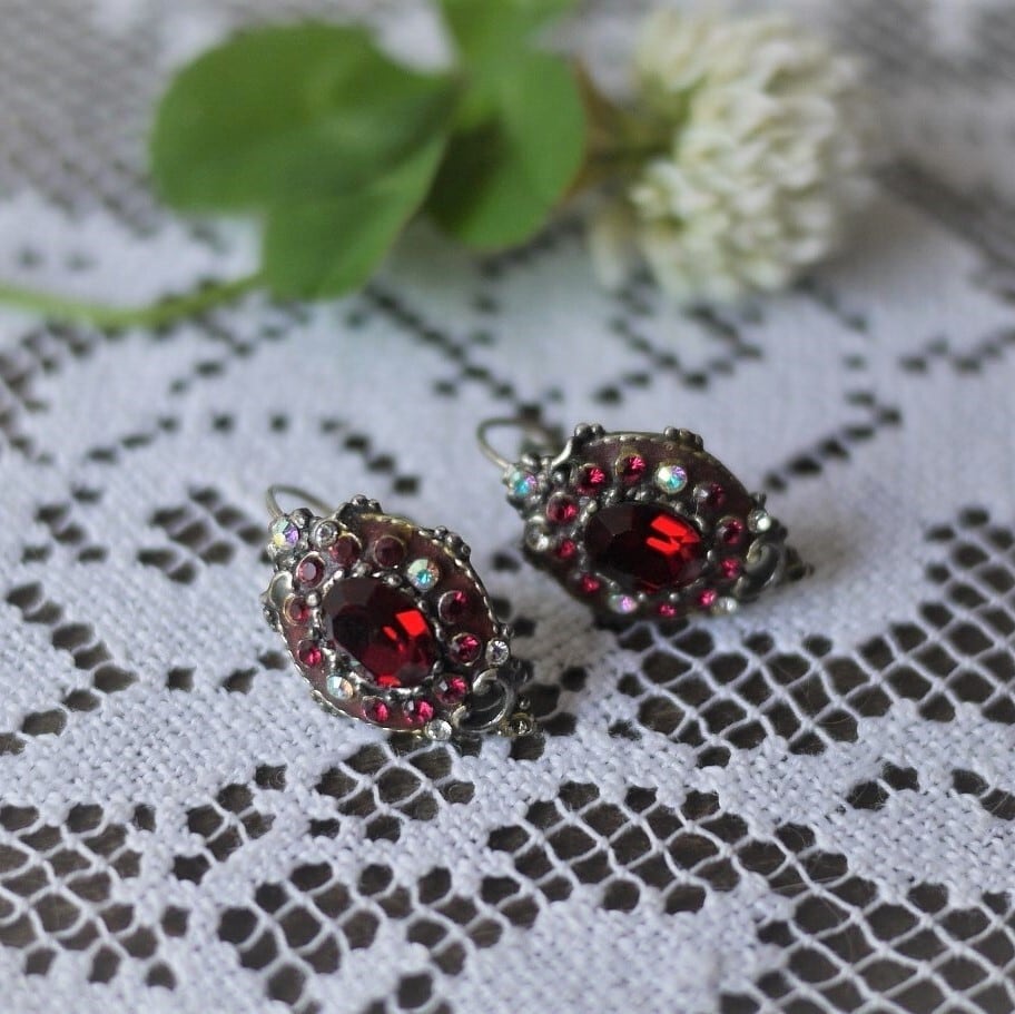 赤いガラス 雫型ピアス ドイツ