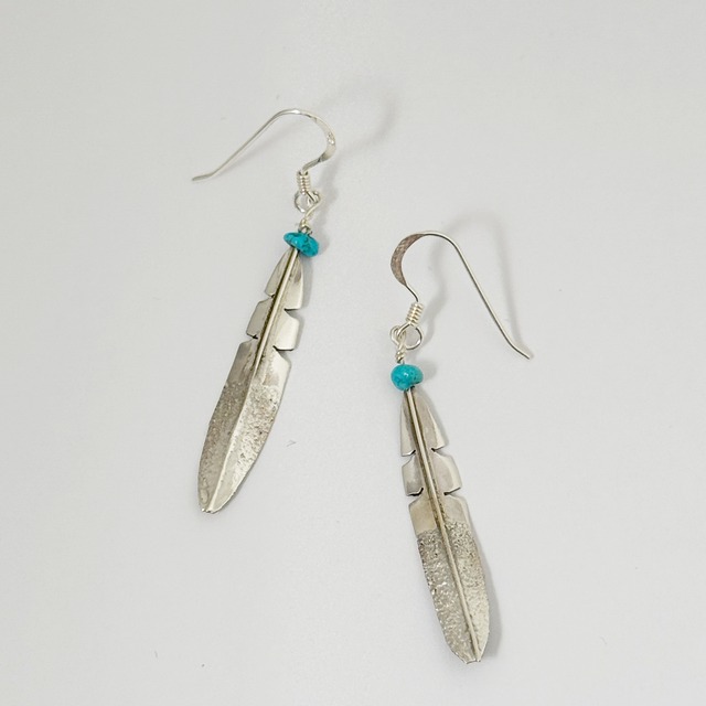 【再入荷】《Indian Jewelry》 フェザーと プチ ターコイズのピアス 羽 鳥 イーグル