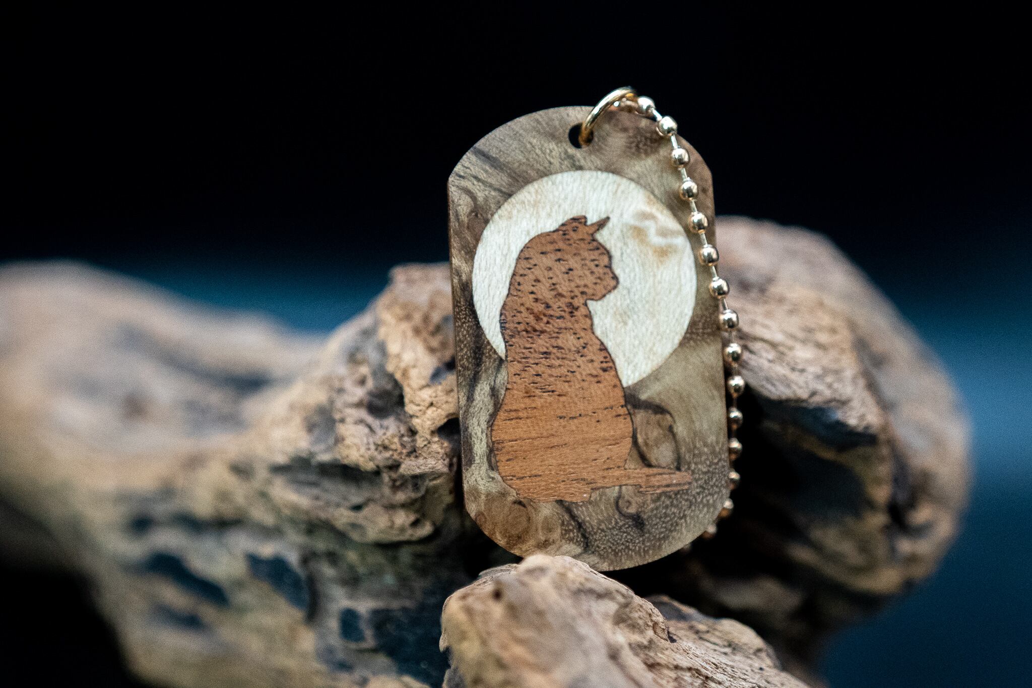 【 緻密な黄金の杢 】 マーブルウッド ドッグタグ象嵌 横を向く上品な猫