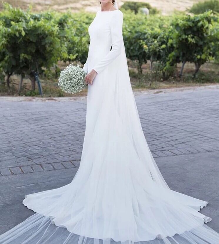 ロングスリーブのマーメイドウェディングドレス、背中V字