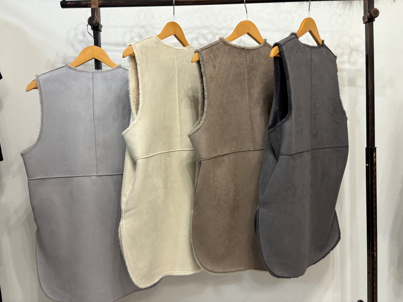 【QTUME】 フェイクムートンミドルジレ　24501