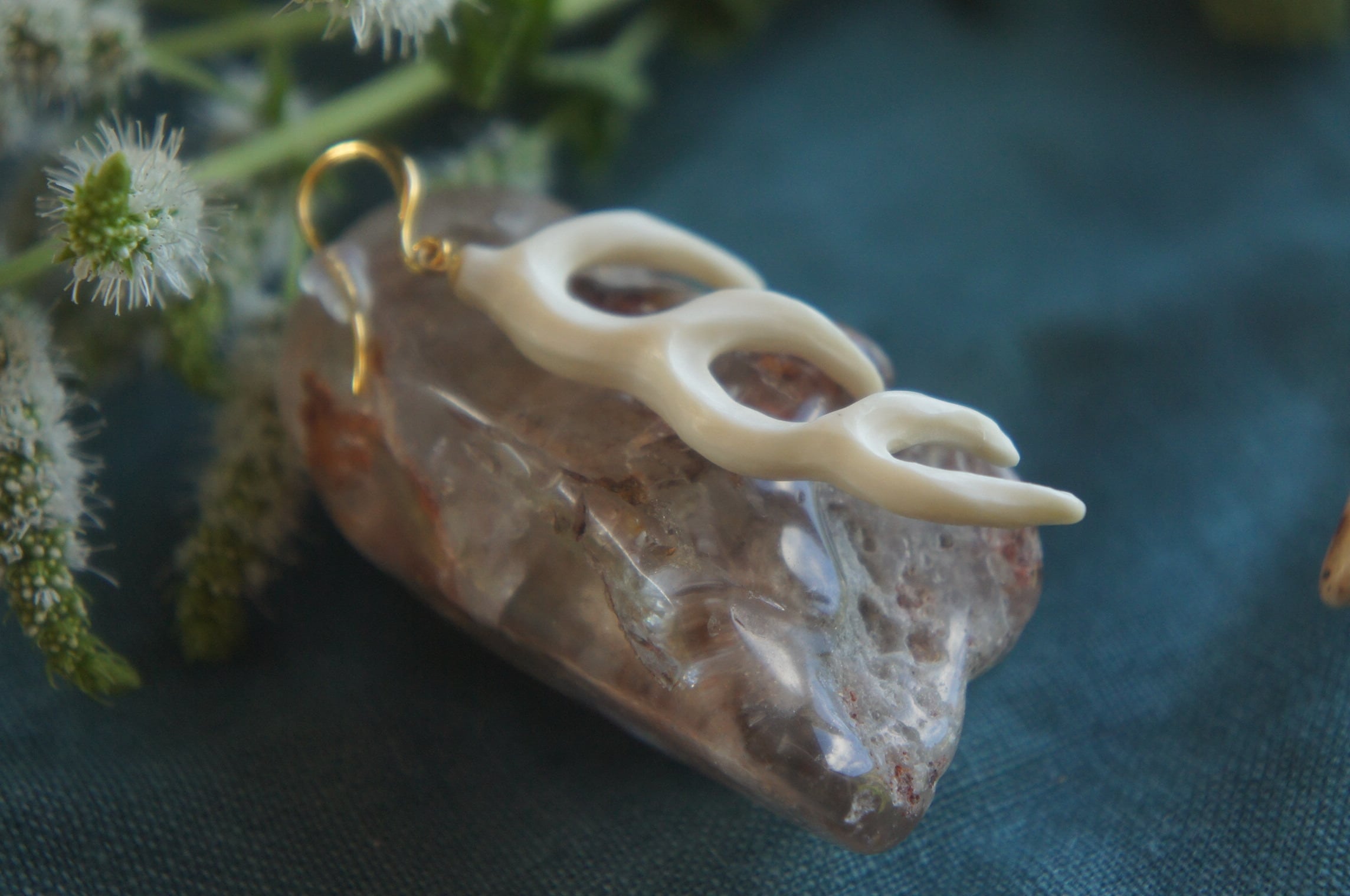 鹿角彫刻「鹿角」ピアス 三段角・ツルツル | deer bone 