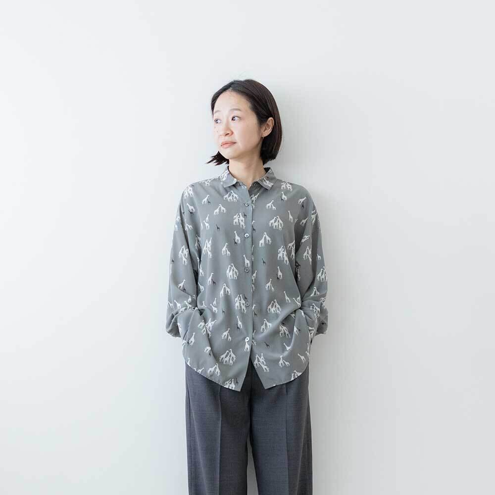 Blanc Blue Minuit ジラフプリント小襟シャツ