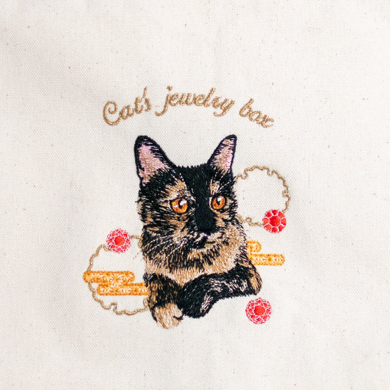 サビ猫とガーネットの刺繍入りトートバッグ | コイトネコ