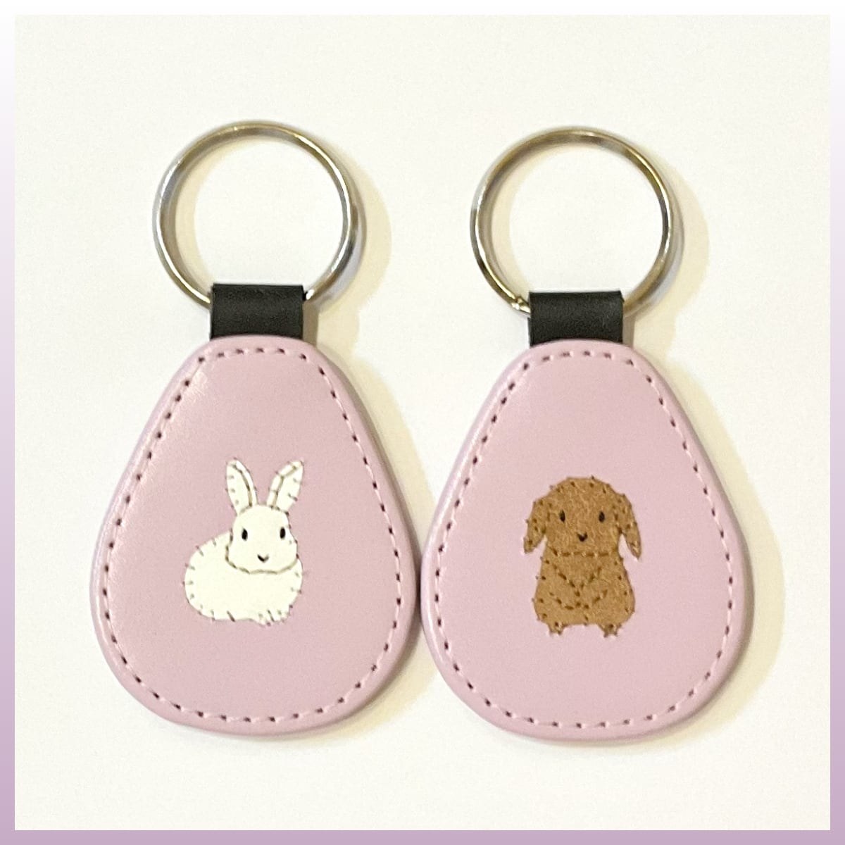 新色入荷♪】革の工房yuraric 手縫いうさぎアップリケ キーホルダー