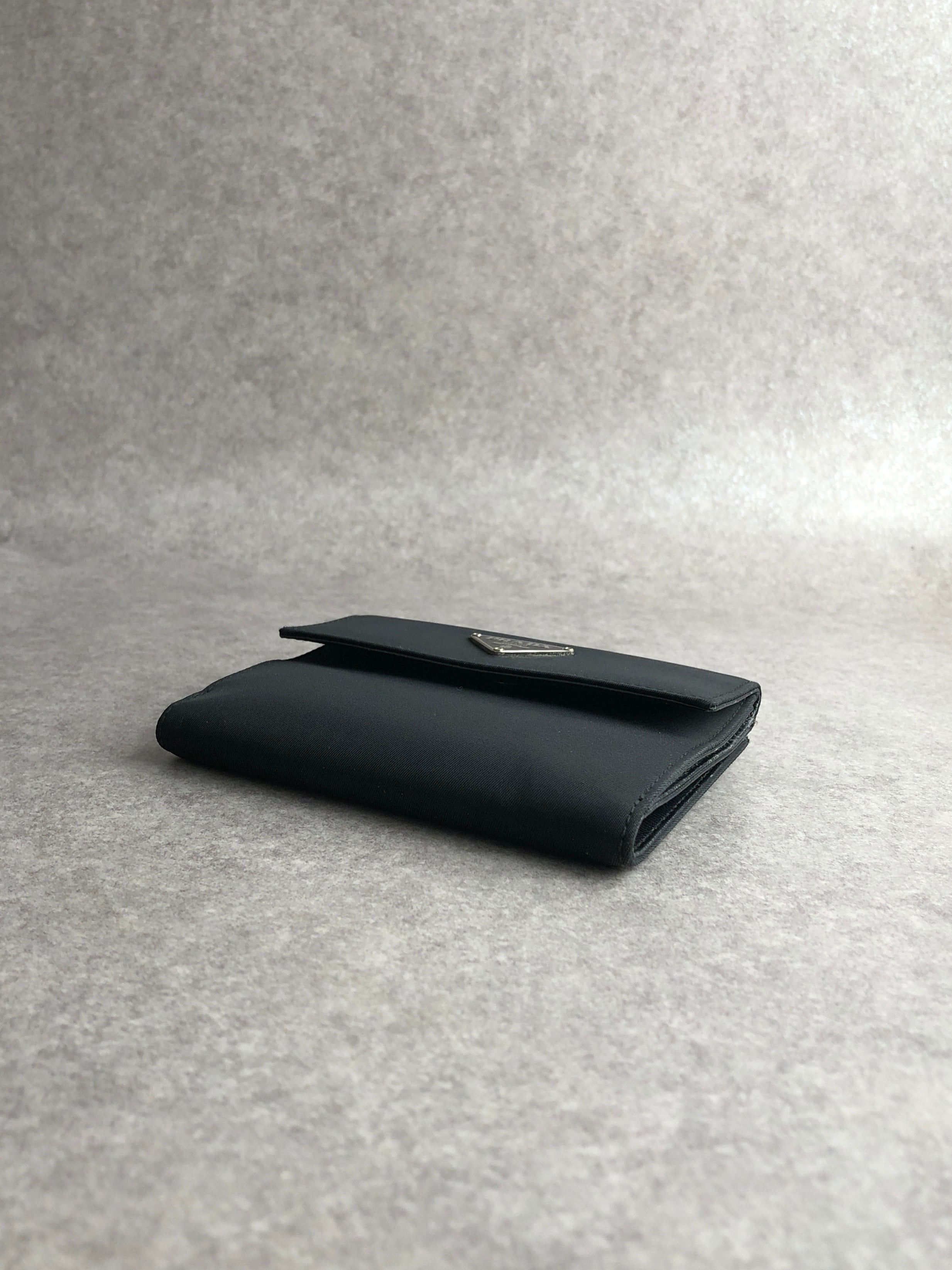 ⭐️口内炎 プラダ トライアングル レザー 二つ折り財布 ブラック 鑑定済 PRADA プラダ 財布 ブラック トライアングルロゴ ナイロン 2つ折り