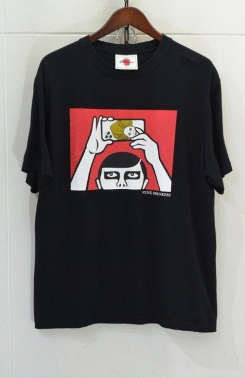 PUNK DRUNKERS × デヴィ・スカルノ アイツのスマホに夫人TEE