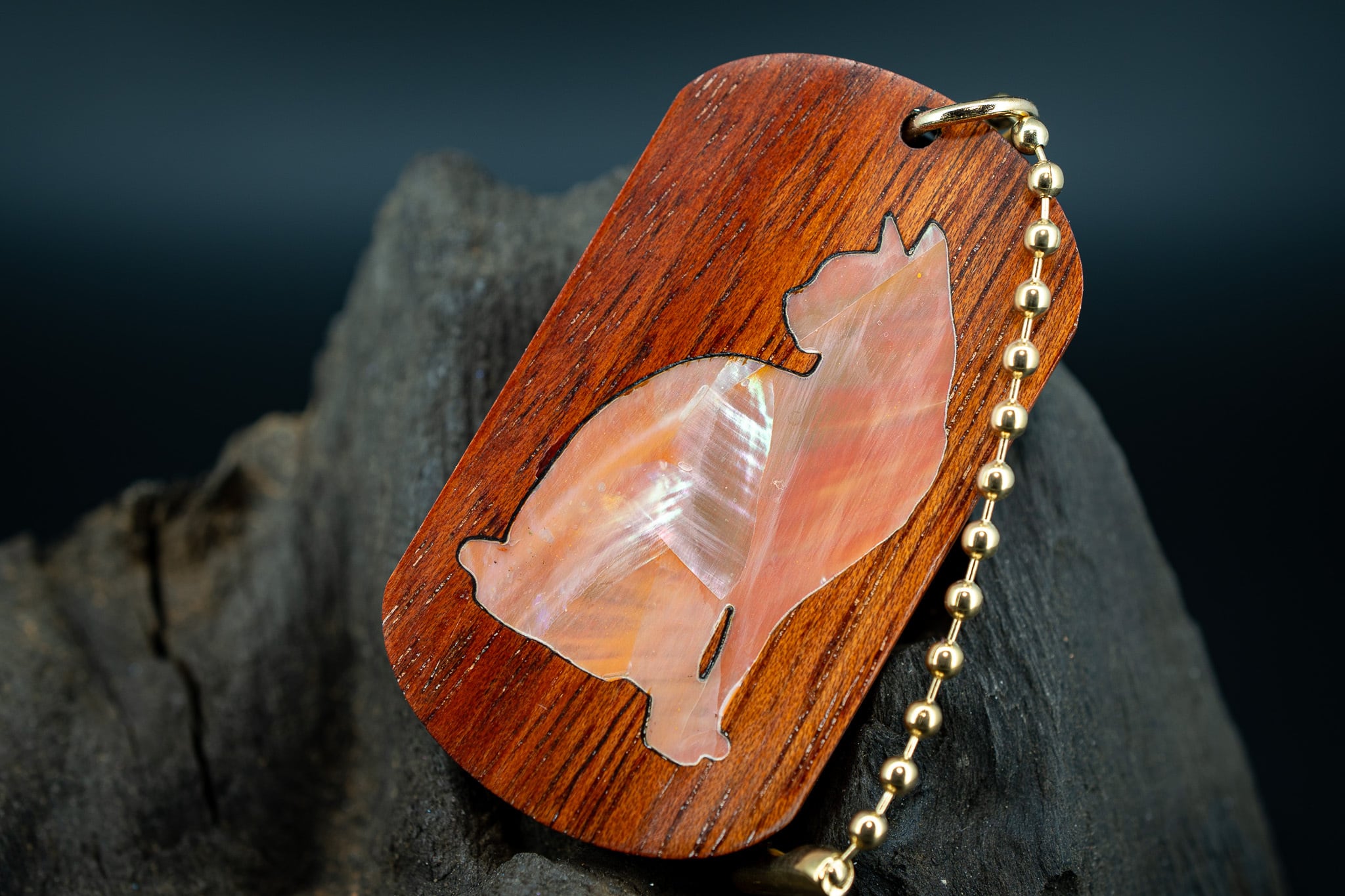 【ブラッドウッド】 サティーネ ドッグタグ 象嵌 優雅に座る猫