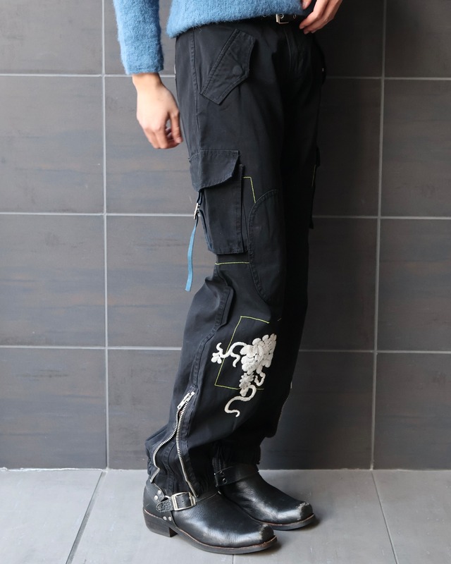 Embroidered design gimmick pants