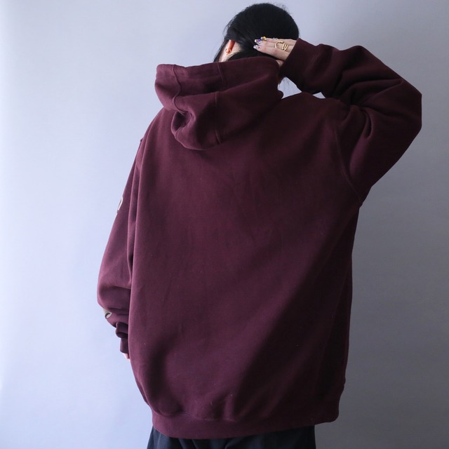 "carhartt" sleeve printed design over silhouette bordeaux parka