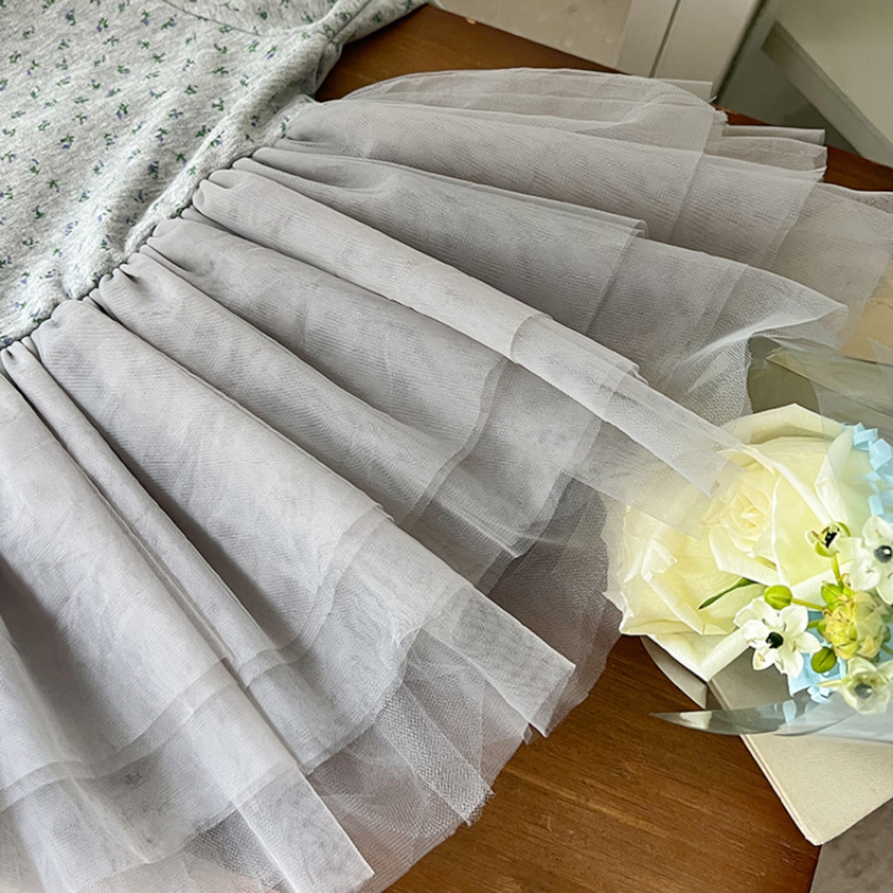 秋花柄チュール裾トレーナー