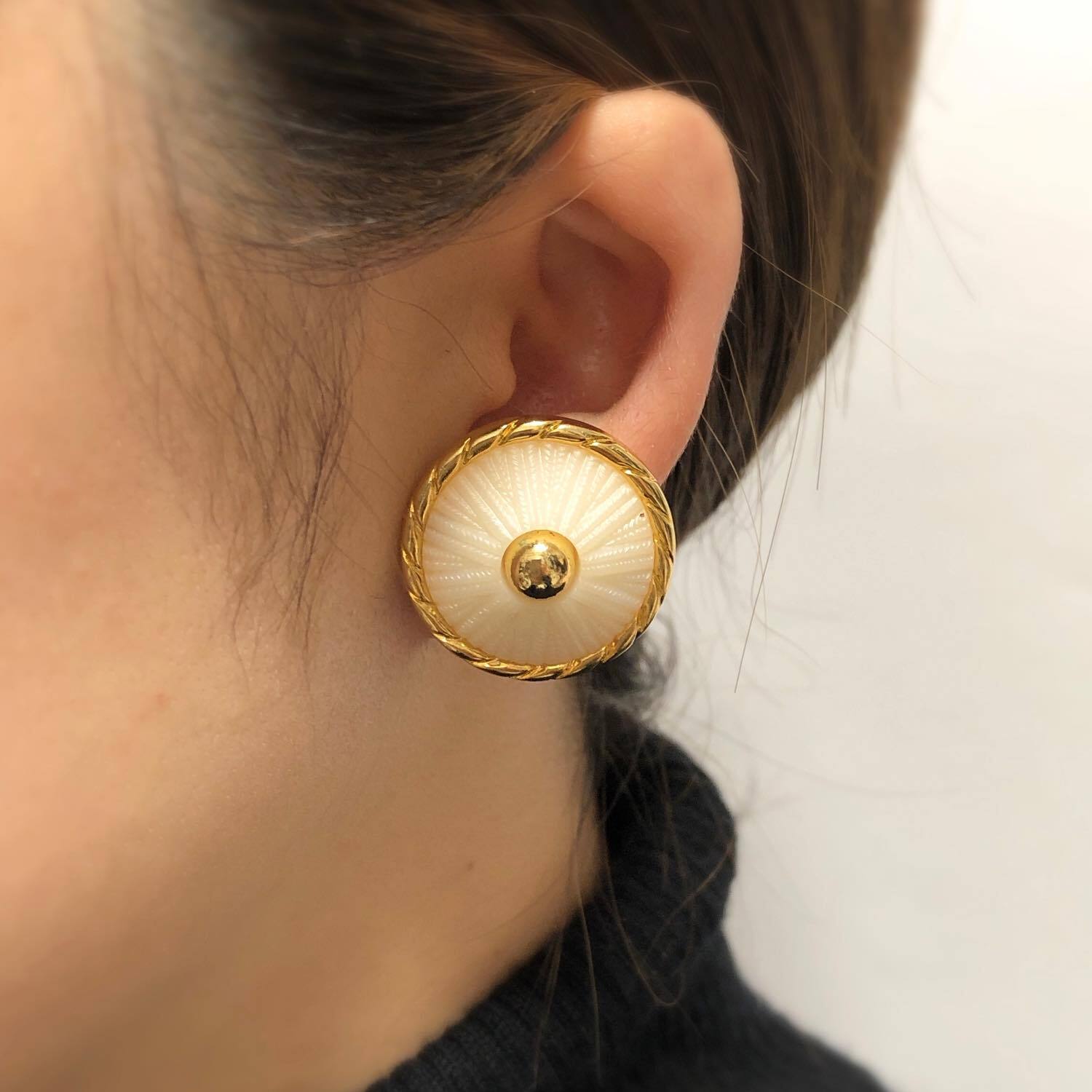 ゴールド縁ライン入り白ボタンの〈ピアス/イヤリング〉 | Dua ゴールド縁ライン入り白ボタンの〈ピアス/イヤリング〉 | Dua