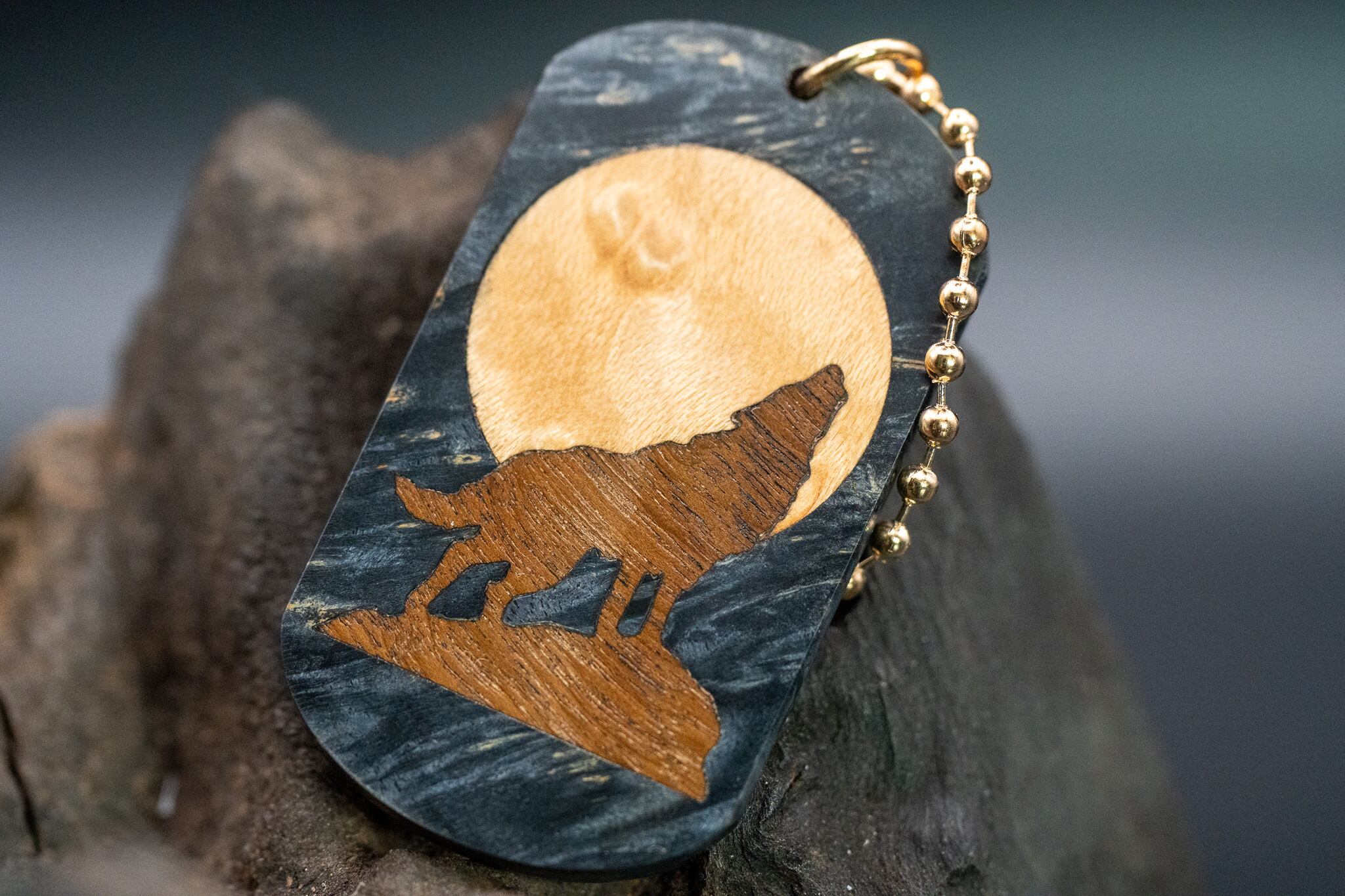 【カナダの象徴】 メープルバール スタビライズウッド ドッグタグ 象嵌 月と狼