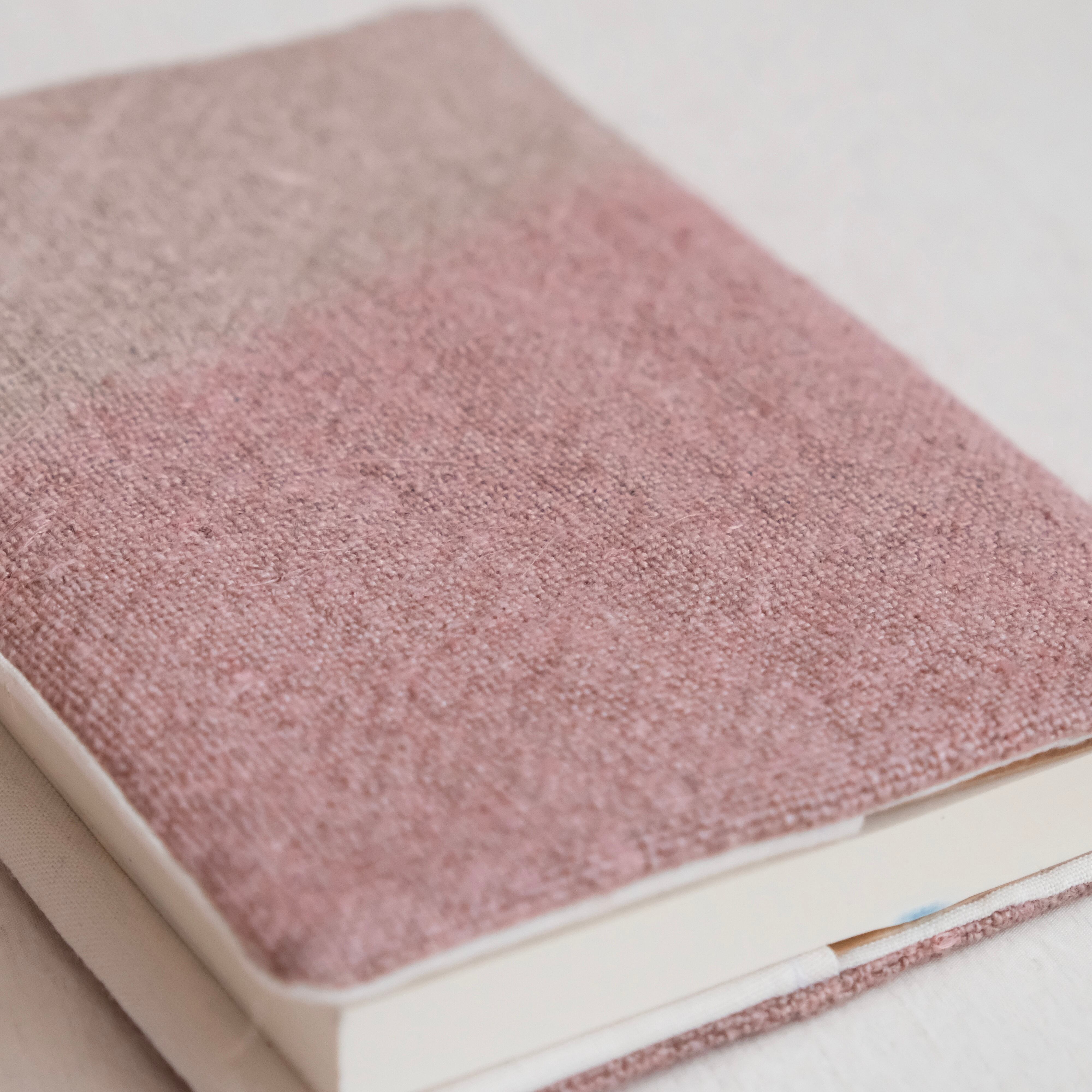 〈 桜と茜の染め 〉リネンのブックカバー