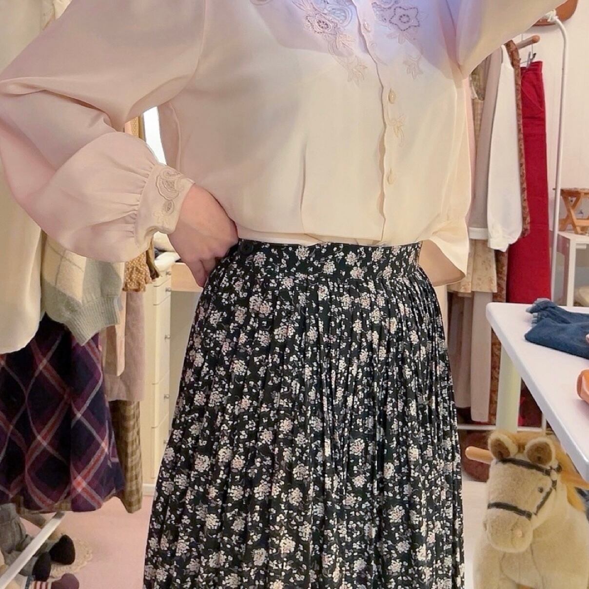 white mini flower pleats skirt